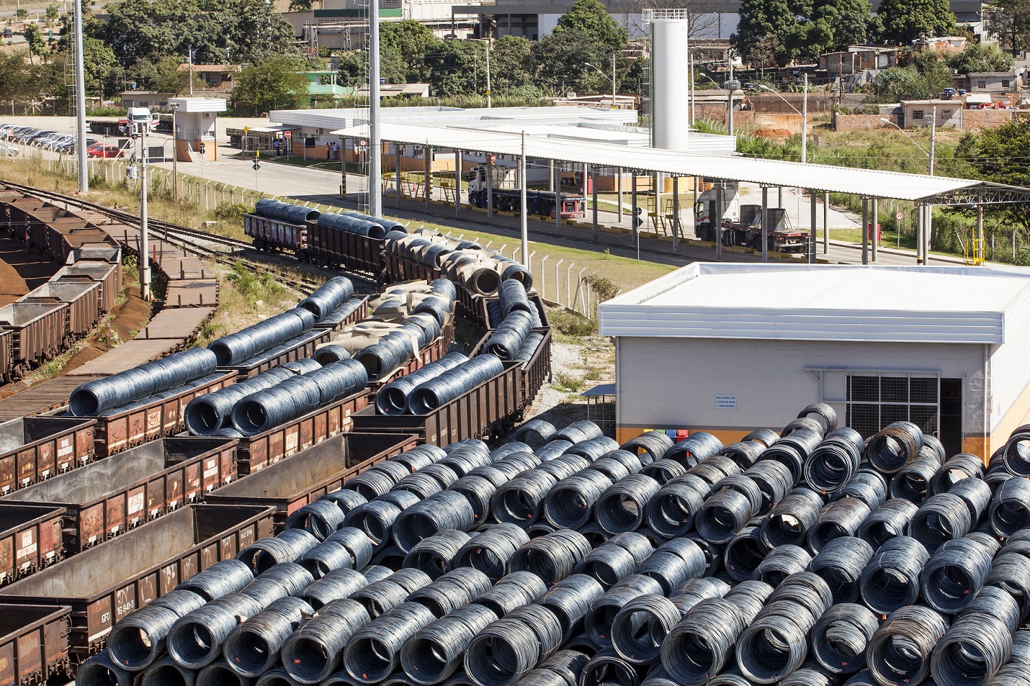 Santa Luzia_MG, 14 de maio de 2014 Corporativo / VLI Producao de banco de imagens para a VLI, empresa de logistica que integra ferrovias, portos e terminais com ativos proprios e de terceiros.  Imagens produzidas na unidade mineira de Santa Luzia. Foto: NIDIN SANCHES / Divulgacao