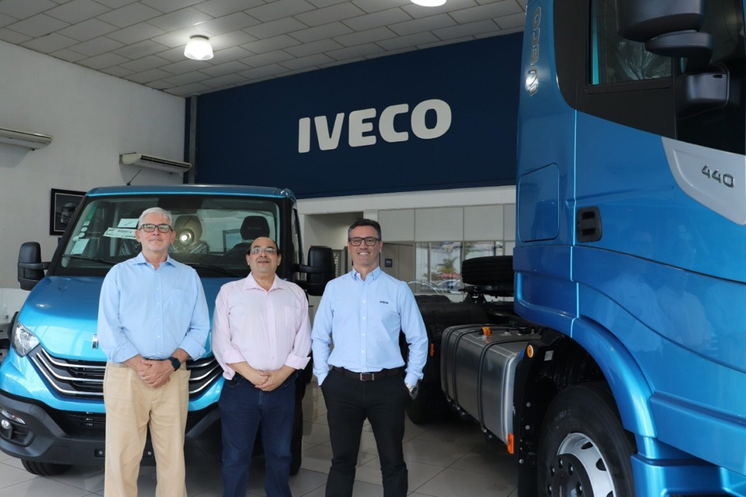 da esquerda para a direita: Samy Kopit - analista de Produtividade e Inovação da ABDI / Fausto Oliveira - gerente para Grandes Clientes Deva / George Carloto - gerente de Licitações e Vendas Corporativas IVECO.