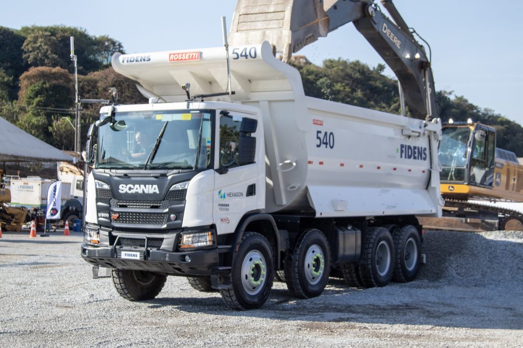 Scania, Fidens e Hexagon apresentam o primeiro caminhão 8×4 teleoperado do Brasil