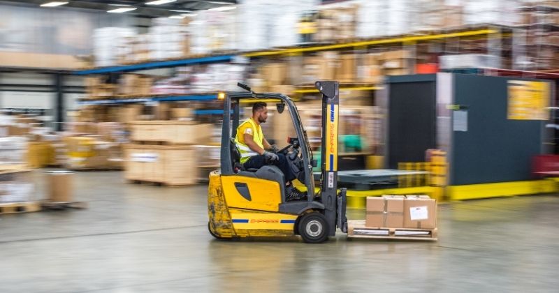 Quando o portão se abre sozinho: a revolução silenciosa na intralogística