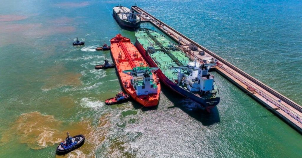 Vast transbordo de petróleo