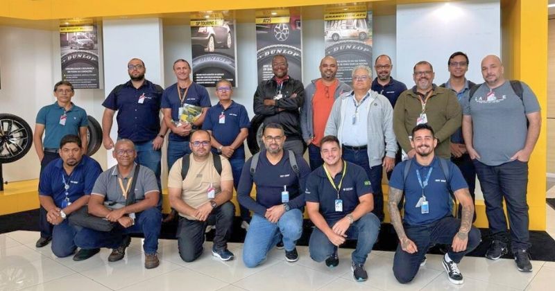 Dunlop Pneus e SEST SENAT ampliam capacitação em gestão de pneus para caminhões e ônibus A Dunlop Pneus, fabricante pertencente ao grupo Sumitomo Rubber Industries, firmou parceria com o SEST SENAT (Serviço Social do Transporte e Serviço Nacional de Aprendizagem do Transporte) para promover a qualificação técnica de profissionais do transporte em todo o Brasil. A iniciativa une o conhecimento técnico desenvolvido localmente pela Dunlop com a experiência do SEST SENAT em capacitação, visando reforçar a segurança e a eficiência no setor. O SEST SENAT atua em nível nacional com cursos presenciais e a distância, abrangendo áreas como condução de veículos, manutenção, logística, gestão de frotas e segurança viária. Além da capacitação, oferece serviços em saúde e bem-estar, como odontologia, fisioterapia e nutrição, contribuindo para a qualidade de vida dos trabalhadores e a segurança nas estradas. Curso reformulado aborda gestão de pneus no transporte rodoviário Um dos principais marcos da parceria foi a reformulação do curso “Noções de Gestão de Pneus para Caminhões e Ônibus”, que tem duração de 4 horas e aborda temas como aplicações corretas, cuidados, recapagem e descarte consciente de pneus. Já disponível em 17 unidades do SEST SENAT, o curso deve ser expandido para outras unidades operacionais no país. O conteúdo foi desenvolvido pela equipe de Treinamento & Desenvolvimento da Dunlop Pneus, utilizando exemplos práticos e situações reais enfrentadas no transporte rodoviário brasileiro. Segundo Tomás de Mello das Chagas, consultor responsável pelo projeto, o curso foi estruturado para ser claro e aplicável. “Acreditamos que a disseminação do conhecimento técnico é fundamental para transformar a realidade do transporte no Brasil”, destaca. Módulo avançado e novos treinamentos previstos Após o curso introdutório, a parceria prevê lançar o módulo avançado “Gestão de Pneus para Caminhões e Ônibus”, com 16 horas de conteúdo aprofundado, fortalecendo a formação técnica de motoristas, borracheiros, gestores de frota e operadores de transporte. Segurança e eficiência como foco da parceria De acordo com Rodrigo Alonso, diretor nacional de vendas e marketing da Dunlop Pneus, a parceria com o SEST SENAT reforça o compromisso da marca com a segurança. “Segurança é um pilar essencial do nosso propósito. Como empresa com fábrica no Brasil, buscamos desenvolver soluções que atendam às demandas locais”, afirma. A iniciativa busca contribuir para a redução de acidentes, maior eficiência operacional e promoção da sustentabilidade no transporte rodoviário, além de estreitar o relacionamento entre a indústria e os profissionais que atuam diretamente nas estradas.