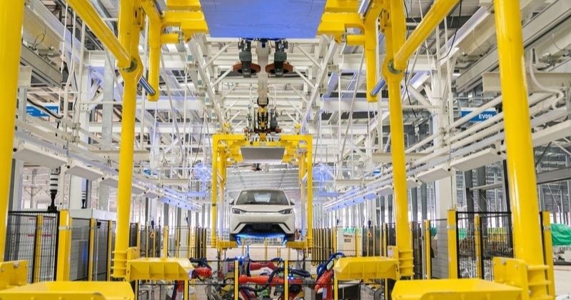 Primeiro BYD Dolphin Mini produzido no Brasil marca início da fábrica de carros elétricos em Camaçari