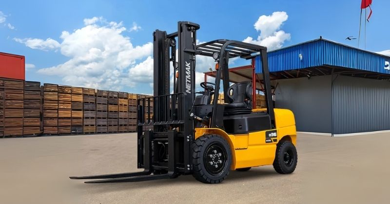 Empilhadeiras a diesel D3635 e D3648, da Netmak, ampliam opções para movimentação em galpões e áreas externas