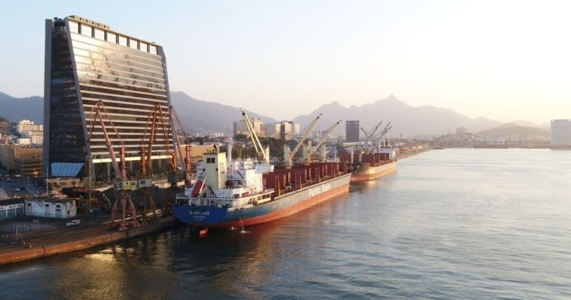 Porto do Rio de Janeiro lidera movimentação entre portos públicos Entre os 20 portos públicos que mais movimentaram cargas no país, o destaque no primeiro semestre de 2025 foi o Porto do Rio de Janeiro, que registrou o maior crescimento percentual no período. De janeiro a junho, o porto operou 8,4 milhões de toneladas, volume 24,9% superior ao registrado no mesmo intervalo de 2024. Os dados foram divulgados pela Agência Nacional de Transportes Aquaviários (ANTAQ) e podem ser consultados no Estatístico Aquaviário da agência. Movimentação de cargas no Porto do Rio de Janeiro No comparativo com o primeiro semestre do ano anterior, os principais avanços ocorreram na carga conteinerizada, com alta de 13,2%, no granel sólido, que cresceu 49% com destaque para o ferro gusa, no granel líquido, que subiu 72,7%, e na carga geral, que apresentou aumento expressivo de 81,6%. A movimentação de contêineres respondeu por 68,8% do total operado no Porto do Rio de Janeiro. Já os granéis sólidos representaram 14,8% da movimentação, enquanto os granéis líquidos e gasosos corresponderam a 10,5%. Investimentos e gestão integrada impulsionam crescimento De acordo com o diretor-presidente da PortosRio, Flavio Vieira, o desempenho é resultado de investimentos em infraestrutura, gestão integrada e ações para diversificação de cargas e ampliação de mercados. “O Porto do Rio de Janeiro demonstra que competitividade e eficiência operacional são essenciais para enfrentar diferentes cenários econômicos. Alcançamos esse crescimento expressivo antes da entrada em vigor de medidas protecionistas, como o recente aumento de tarifas anunciado pelo governo dos Estados Unidos, mas confiamos na nossa capacidade de adaptação e reforçamos a importância de mantermos o foco em inovação, produtividade e parcerias estratégicas com operadores e usuários”, afirmou Vieira.