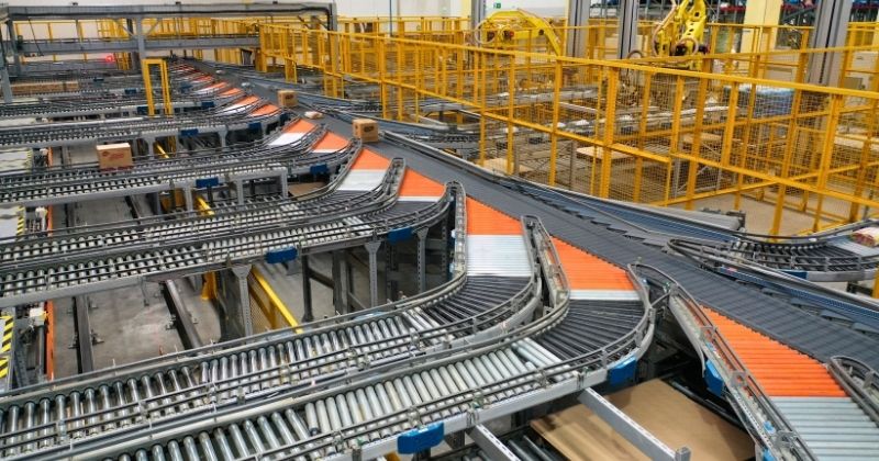 A intralogística como pilar estratégico da indústria alimentícia moderna