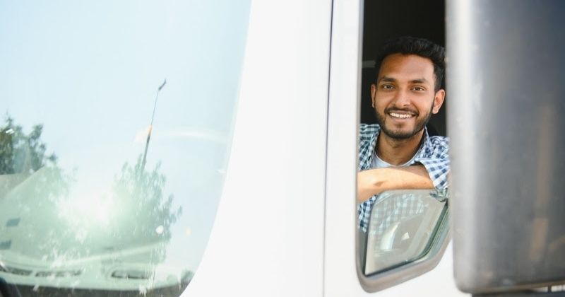 Dia do Caminhoneiro: dados e iniciativas reforçam importância da profissão para o transporte rodoviário brasileiro