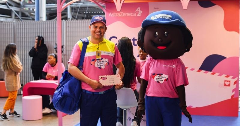 Correios adotam uniforme rosa em parceria com AstraZeneca na campanha “Com Apoio, a Vida Segue”