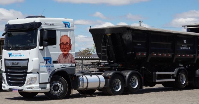 Transporte Rodrimar homenageia fundador com caminhão DAF XF personalizado