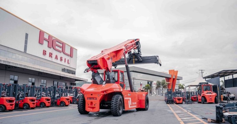 Empilhadeiras elétricas reduzem custos em até R$ 180 mil por ano e avançam na logística brasileira, mostra Heli
