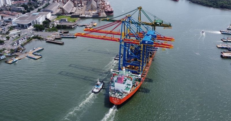 Navio deixa a China rumo ao Tecon Santos com novos guindastes elétricos de pátio e cais
