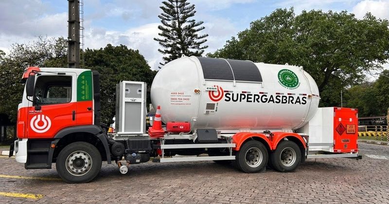 Supergasbras testa caminhão com bomba de GLP sustentável movida a energia solar em parceria com a EGSA
