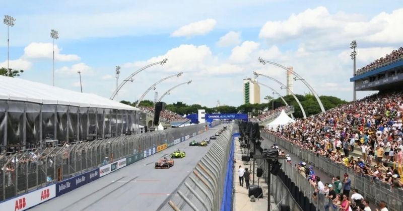 Fórmula E emprega tecnologia de ponta para os carros rodarem. E a ABB faz parte deste universo