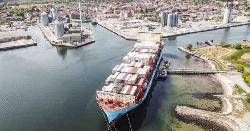 Maersk testa mistura com etanol a 50% no navio Laura Maersk em nova etapa de descarbonização