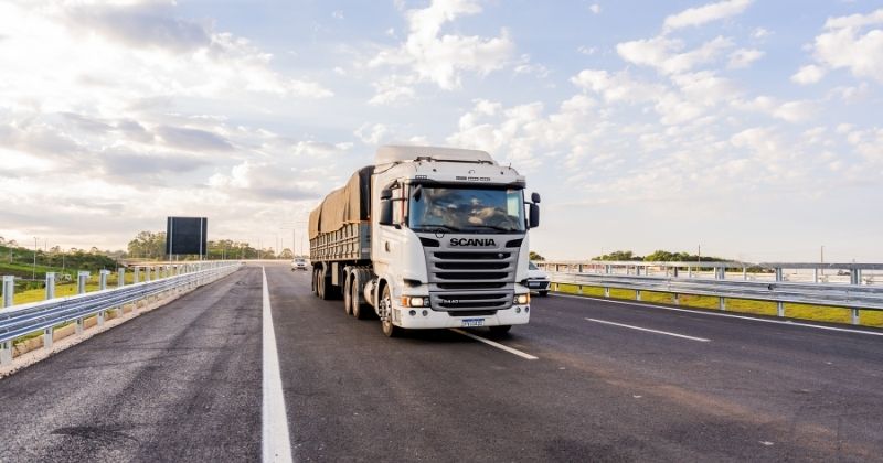 Via SP Serra realiza comboio noturno no Rodoanel Norte para instalação de pórticos de pesagem em movimento