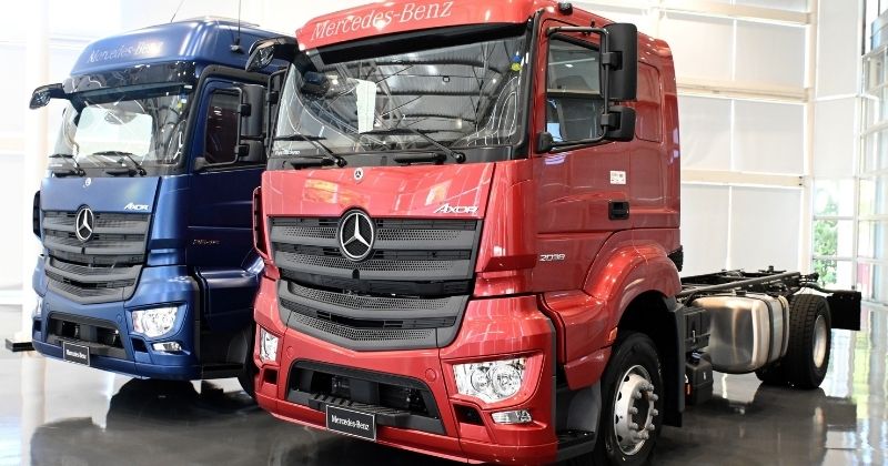 Novos Axor da Mercedes-Benz ganham versões com suspensão pneumática e modelo plataforma