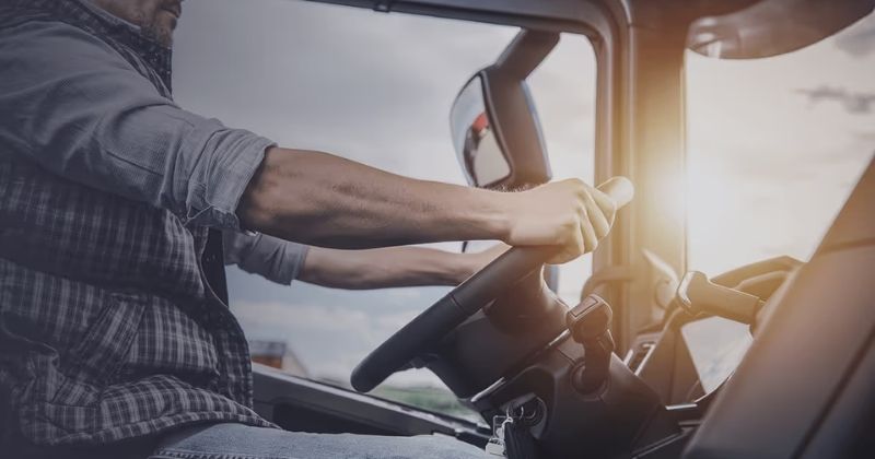 A combinação de juros elevados e restrição ao crédito tem levado o setor de transporte rodoviário a buscar novas estratégias de geração de receita. Diante da queda nas vendas de caminhões, empresas da cadeia logística passaram a acelerar a adoção de modelos baseados em serviços e receita recorrente no transporte, com foco em maior previsibilidade financeira. De acordo com dados da Federação Nacional da Distribuição de Veículos Automotores (Fenabrave), as vendas de caminhões recuaram 34,6% em janeiro deste ano em relação a dezembro de 2025. Além disso, na comparação com janeiro do ano anterior, a retração foi de 30,14%. Esse cenário reforça a necessidade de diversificação das fontes de receita em um ambiente mais volátil. Nesse contexto, a mudança de modelo reflete uma tentativa de reduzir a dependência de vendas pontuais de ativos. Ao mesmo tempo, empresas passam a incorporar soluções tecnológicas embarcadas nas frotas não apenas para ganho operacional, mas também como nova fonte de faturamento para concessionárias, revendedores e companhias de software. Receita recorrente no transporte avança com uso de tecnologia logística Segundo Rony Neri, diretor-executivo LATAM da Platform Science, multinacional americana especializada em soluções de segurança e tecnologia para o setor de transporte, a lógica do mercado está em transformação. “A lógica do setor está mudando. Antes, a receita estava concentrada na venda do ativo. Agora, com o uso de tecnologia, é possível construir uma base recorrente de faturamento, mais previsível e menos exposta às oscilações do mercado”, afirma. A empresa atua no desenvolvimento de plataformas tecnológicas para gestão de frotas e segurança operacional, permitindo a integração de dados e serviços no ambiente logístico. Dessa forma, soluções como telemetria, videomonitoramento e plataformas digitais passam a viabilizar modelos de assinatura, ampliando o ticket médio e a retenção de clientes. “A tecnologia passa a funcionar como uma camada de inteligência que fortalece o negócio principal e cria novas oportunidades de receita ao longo do tempo”, reforça Neri. Além disso, o movimento também alcança o agronegócio, onde a digitalização da logística tem impacto direto nos custos operacionais. Com o uso de dados e monitoramento em tempo real, produtores e operadores conseguem reduzir desperdícios, evitar falhas mecânicas e aumentar a eficiência no transporte da safra. “Esses ganhos operacionais têm impacto direto na rentabilidade, especialmente em um cenário em que o custo logístico é um dos principais fatores de pressão para o produtor rural”, detalha o executivo. Para empresas de software, a incorporação de dados operacionais das frotas abre espaço para expansão de portfólio sem necessidade de novos investimentos em hardware. Assim, aumenta-se o valor agregado das plataformas e amplia-se a oferta de serviços. Por fim, o modelo de receita recorrente no transporte tende a apresentar maior estabilidade em comparação à comercialização de produtos físicos. A venda de serviços contínuos, baseada em assinaturas, contribui para reduzir a sazonalidade típica do setor e cria uma base mais previsível de faturamento ao longo do tempo. “A recorrência permite que empresas atravessem períodos de baixa venda de ativos sem perda significativa de receita. É uma mudança estrutural na forma como o setor captura valor”, finaliza Neri.