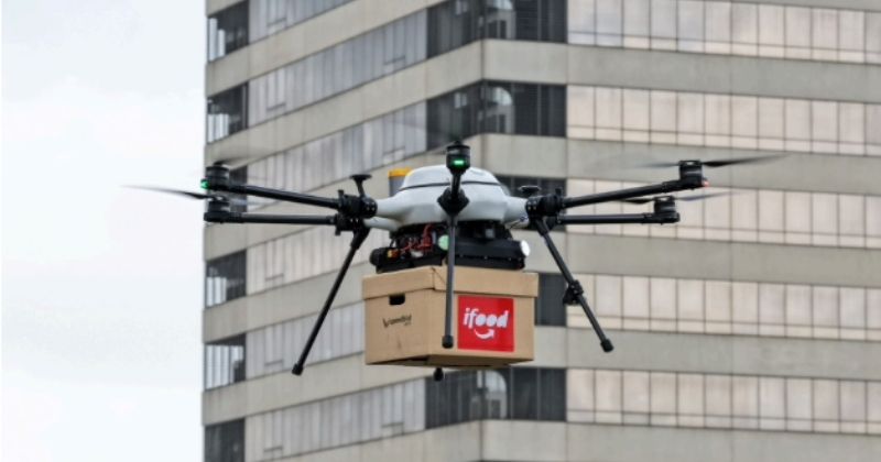 iFood inicia entregas com drones na Grande São Paulo em operação multimodal com robôs e entregadores