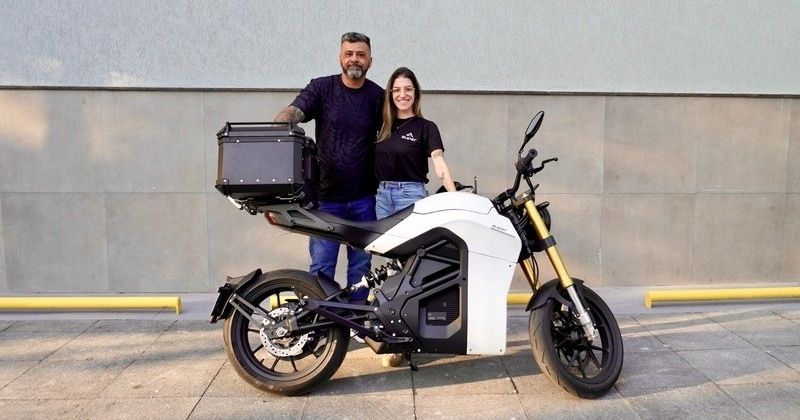 Parceria no delivery: Auper e PP Logística testam moto elétrica em entregas de aplicativo por São Paulo