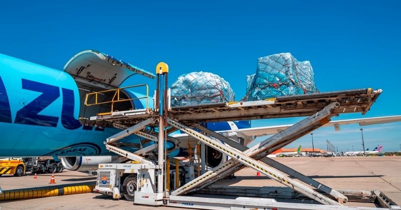 Azul Logística amplia transporte aéreo de cargas com operação semanal para Lima, no Peru. E lança nova campanha