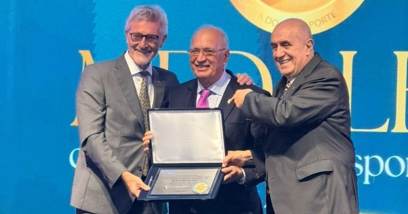 Milton Petri, vice-presidente da Braspress, recebe Medalha de Mérito do Transporte da NTC&Logística